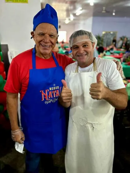 Secretário de Governo José Humberto Pires, serve refeições a população de Ceilândia