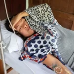 Foto-pessoa-deitada-em-maca-hospitalar