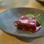 Cremoso de Chocolate com Calda de Morango