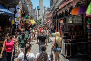 Comércio popular no Centro do Rio de Janeiro representa os desafios de empreender na cidade.