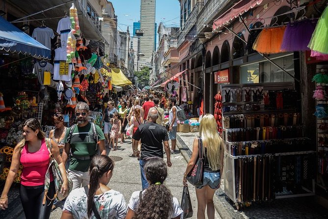 Comércio popular no Centro do Rio de Janeiro representa os desafios de empreender na cidade.